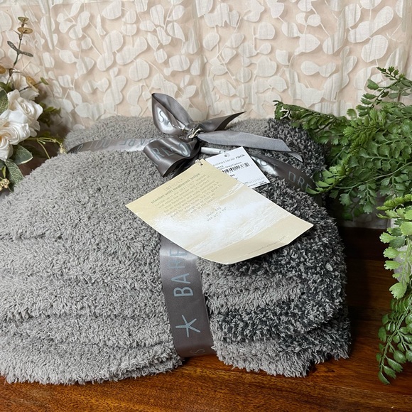 - BAREFOOT DREAMS warm grey/carbon new with tags - Picture 8 of 10